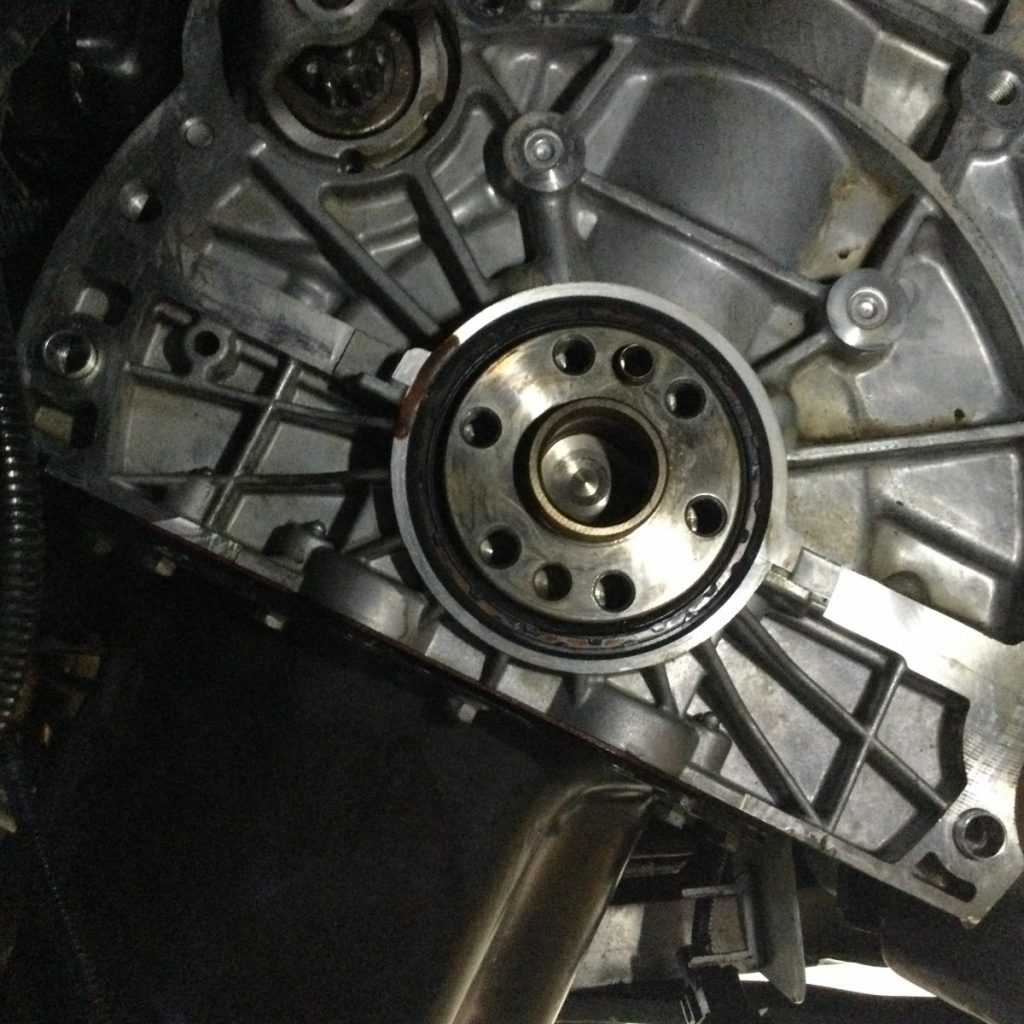 BMW E90 320i クランクシール オイル漏れ 修理 GARAGE.M(ガレージ・エム) BMW E90 320i クランクシール オイル漏れ 修理 GARAGE.M(ガレージ・エム)